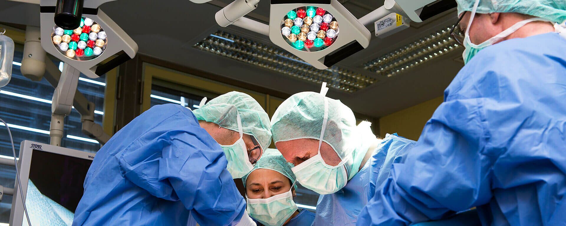 Foto: Chirurgen operieren, Teamarbeit